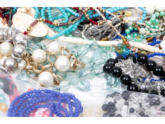 Eye-catching Lot Of Assorted Costume Jewelry Beads 