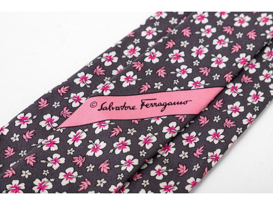 Salavatore Ferragamo Lovely Grey And Pink 100% Silk Neck Tie
