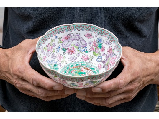 Fine Chinese Famille Rose Egg Shell Porcelain Scalloped Bowl