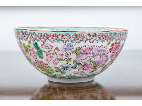Fine Chinese Famille Rose Egg Shell Porcelain Scalloped Bowl