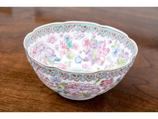 Fine Chinese Famille Rose Egg Shell Porcelain Scalloped Bowl