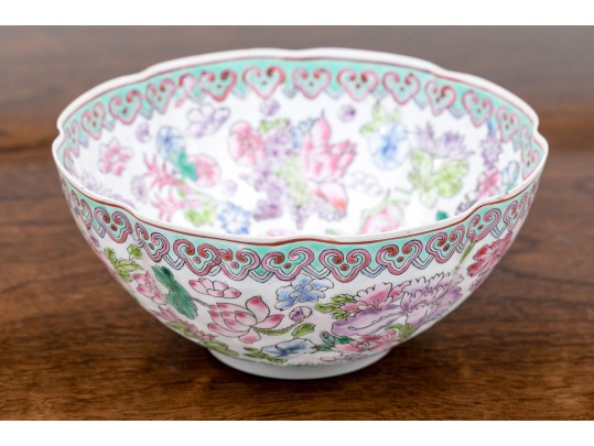 Fine Chinese Famille Rose Egg Shell Porcelain Scalloped Bowl