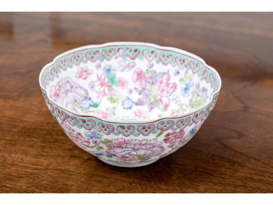 Fine Chinese Famille Rose Egg Shell Porcelain Scalloped Bowl