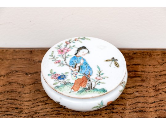 Chinese Famille Rose Round Porcelain Trinket Box