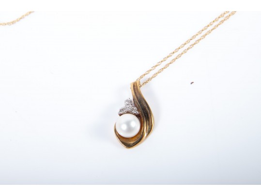 10k Yellow Gold Cultured Pearl And Diamond Pendant Necklace
