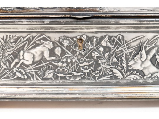 Rogers Brothers 19th Century American Silver Plated Dresser Box, Heavily Repousse