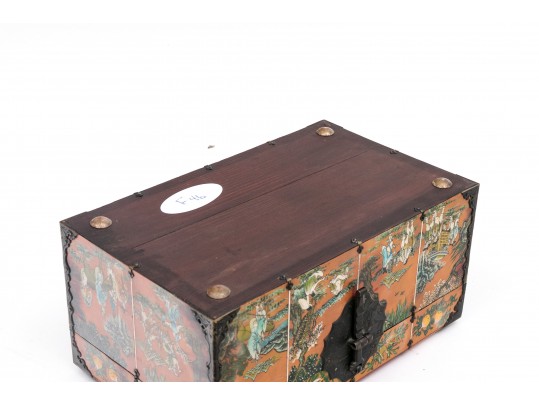 Chinese Decorative Jewlery Box With Figures