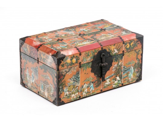 Chinese Decorative Jewlery Box With Figures