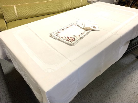 Large Table Cloth With 8 Compatible Mats & Napkins - 70