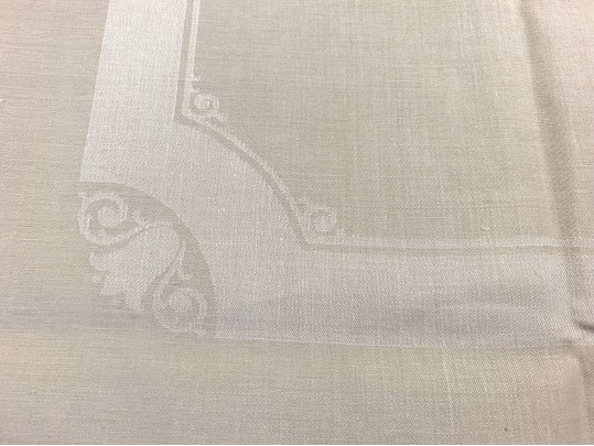 Large Table Cloth With 8 Compatible Mats & Napkins - 70