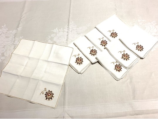 Large Table Cloth With 8 Compatible Mats & Napkins - 70