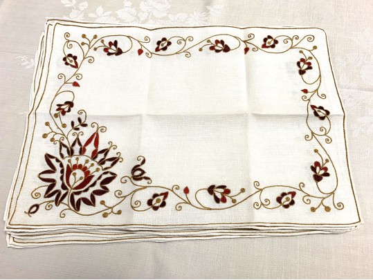 Large Table Cloth With 8 Compatible Mats & Napkins - 70