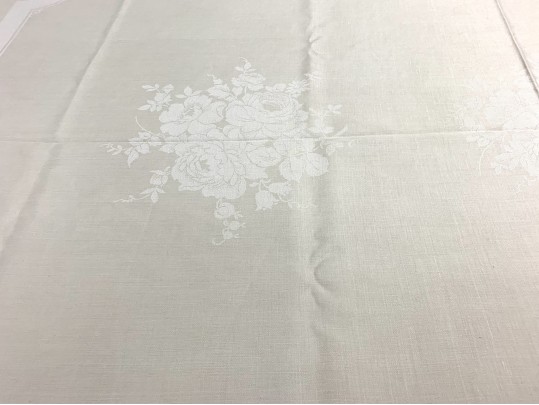 Large Table Cloth With 8 Compatible Mats & Napkins - 70