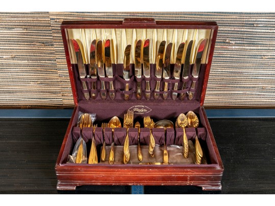 Dirilyte Flatware Service With Wooden Case
