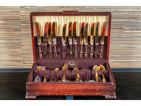 Dirilyte Flatware Service With Wooden Case