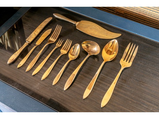 Dirilyte Flatware Service With Wooden Case