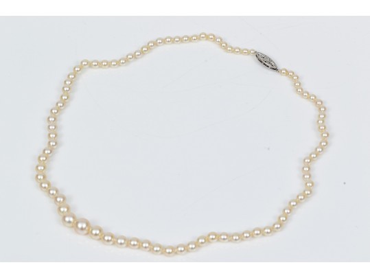 Stunning Delicate Graduated Cultured Pearl Necklace, With A 14k White Gold Clasp
