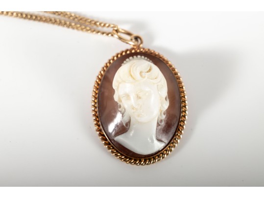 14k Yellow Gold High-Relief Cameo Pendant Necklace