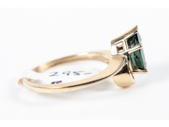 14k Yellow Gold Pear-Shaped Emerald Ring Size 7.25