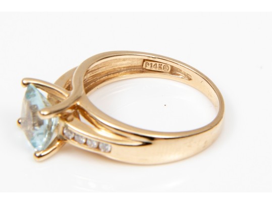 14K Stunning Aquamarine And Diamond Ring, Size 5.25