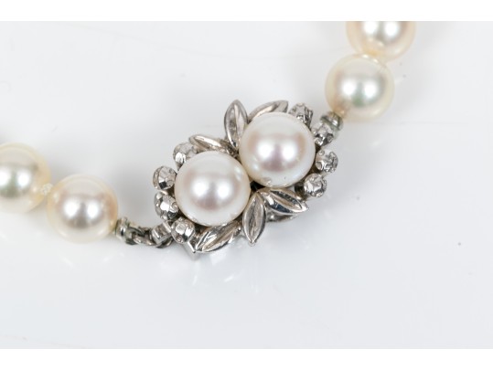 Graceful 14K White Gold And Strung Pearl Bracelet