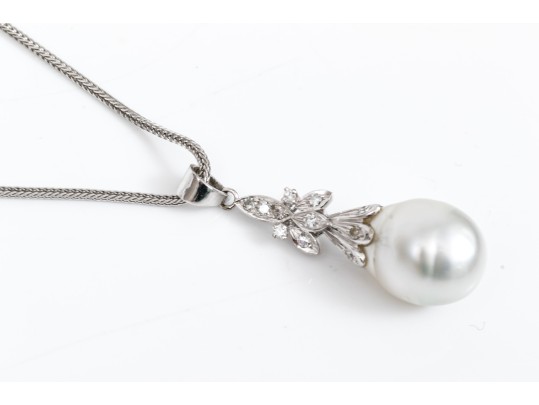 14K Whtie Gold Pearl And Diamond Drop Style Pendant Necklace