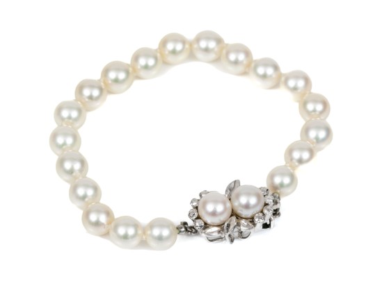 Graceful 14K White Gold And Strung Pearl Bracelet