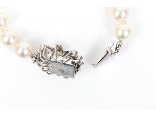 Graceful 14K White Gold And Strung Pearl Bracelet