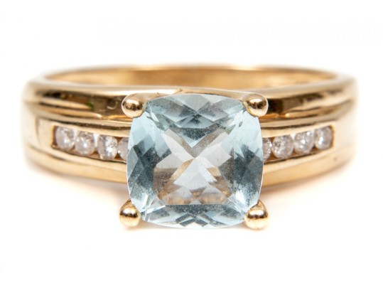 14K Stunning Aquamarine And Diamond Ring, Size 5.25