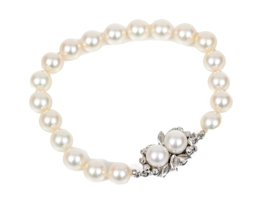 Graceful 14K White Gold And Strung Pearl Bracelet