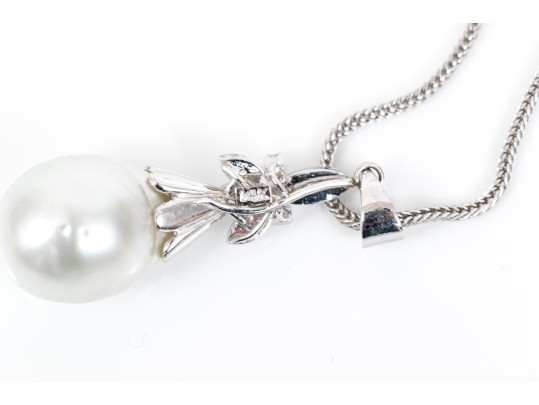 14K Whtie Gold Pearl And Diamond Drop Style Pendant Necklace