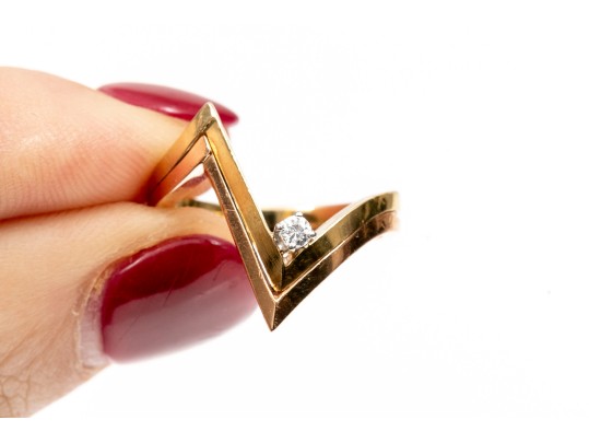 14k Yellow Gold Retro Zig Zag Ring, Set With A Round Faceted Diamond, Size 6.25