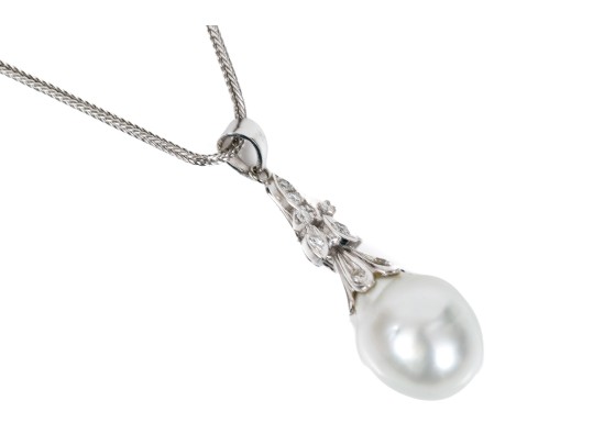 14K Whtie Gold Pearl And Diamond Drop Style Pendant Necklace