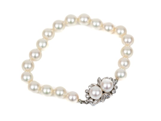 Graceful 14K White Gold And Strung Pearl Bracelet