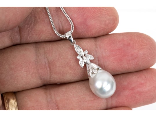 14K Whtie Gold Pearl And Diamond Drop Style Pendant Necklace