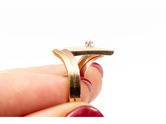 14k Yellow Gold Retro Zig Zag Ring, Set With A Round Faceted Diamond, Size 6.25