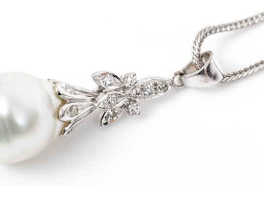 14K Whtie Gold Pearl And Diamond Drop Style Pendant Necklace