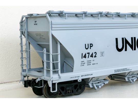 USA Trains Six Piece Train Set With Union Pacific SD40-2 Diesel Locomotive