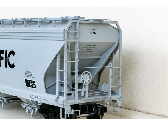 USA Trains Six Piece Train Set With Union Pacific SD40-2 Diesel Locomotive