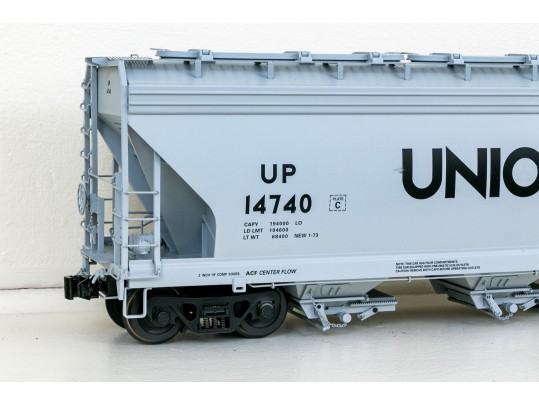 USA Trains Six Piece Train Set With Union Pacific SD40-2 Diesel Locomotive