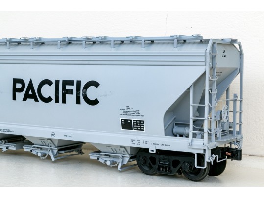 USA Trains Six Piece Train Set With Union Pacific SD40-2 Diesel Locomotive