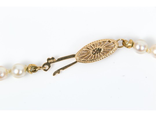 Lovely Vintage Graduated Cultured Pearl Necklace, Finished With A 14k Yellow Gold Clasp