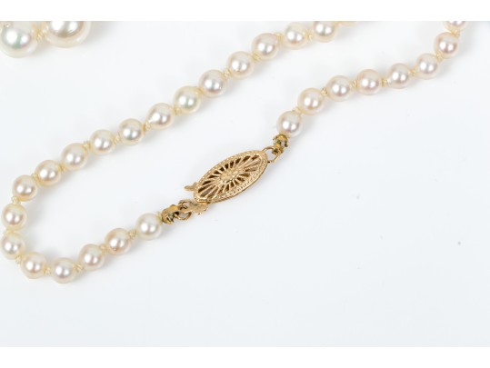 Lovely Vintage Graduated Cultured Pearl Necklace, Finished With A 14k Yellow Gold Clasp