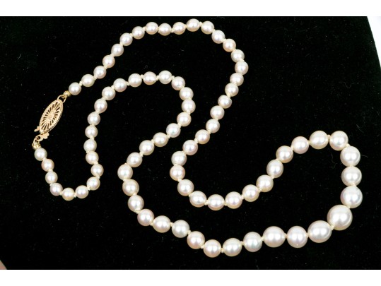 Lovely Vintage Graduated Cultured Pearl Necklace, Finished With A 14k Yellow Gold Clasp