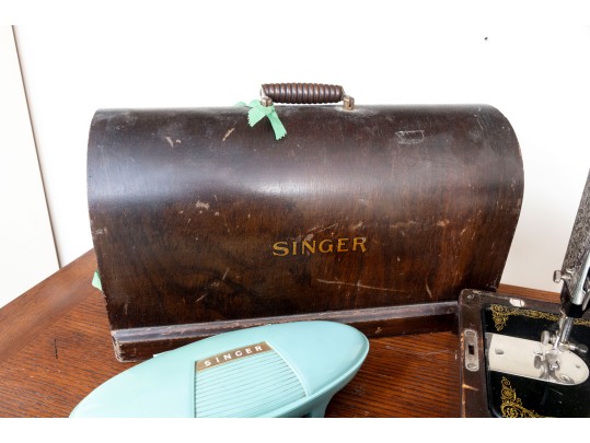 Mid Century Singer Sewing Machine With Accessories