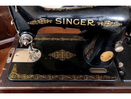 Mid Century Singer Sewing Machine With Accessories