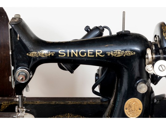 Mid Century Singer Sewing Machine With Accessories