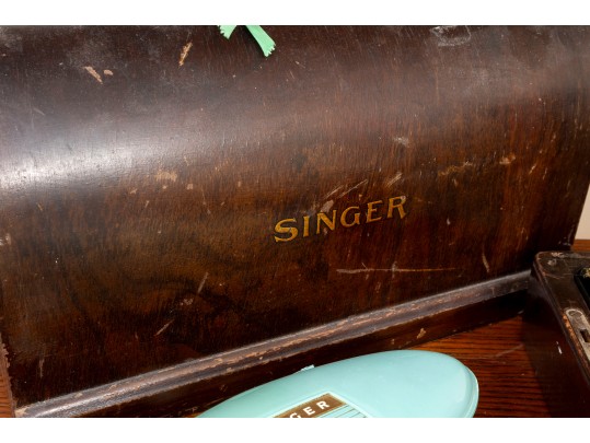 Mid Century Singer Sewing Machine With Accessories