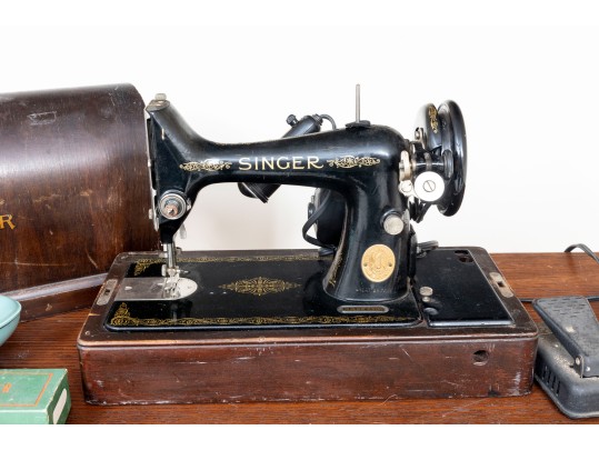 Mid Century Singer Sewing Machine With Accessories