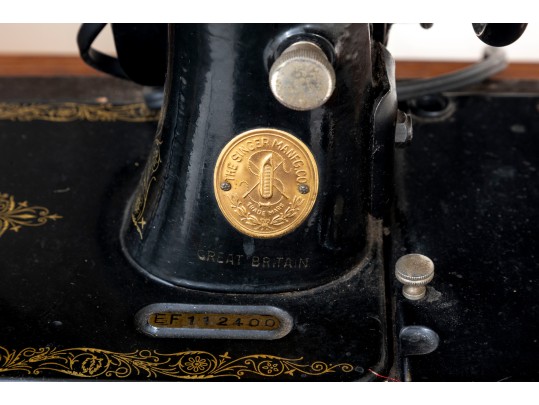 Mid Century Singer Sewing Machine With Accessories